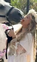 loredana groza se saruta cu un cal jpg