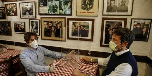 Italienii fac teste pentru restaurante cu separatoare de plexiglas la Roma FOTO EPA-EFE /  Fabio Frustaci