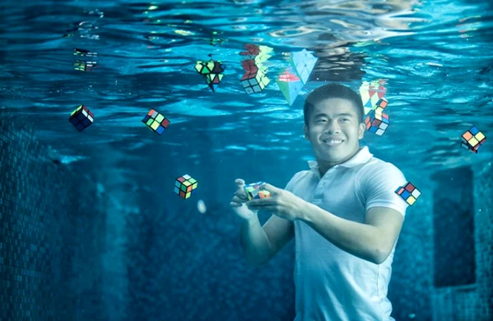 Daryl Tan rezolvă cuburi Rubik sub apă