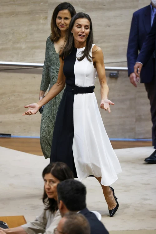 Regina Letizia a Spaniei rochie bicoloră OK Magazine (10) jpg