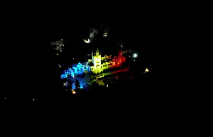 Castelul Peleş luminat tricolor de Ziua Naţională FOTO Primăria Sinaia