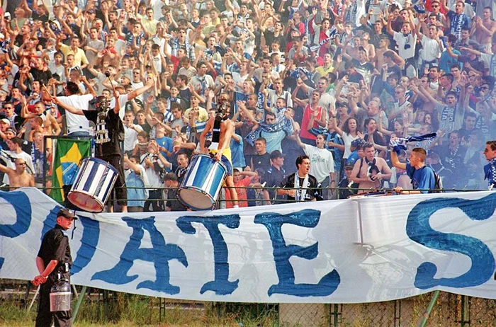 Suporterii Universităţii  Craiova făceau atmosferă  incendiară pe fostul  stadion “Ion Oblemenco”