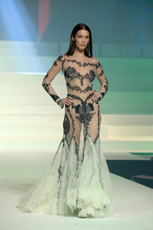 bella hadid a defilat intr-o rochie transparenta la paris fashion week foto guliver getty images