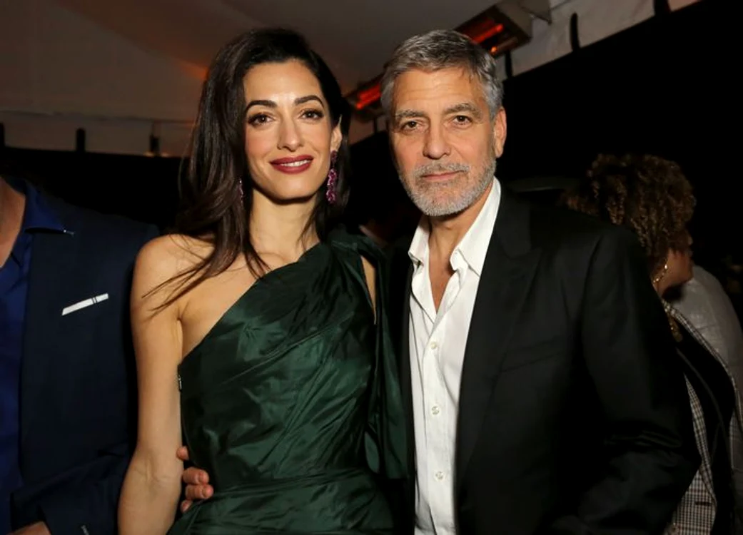 
    George Clooney si sotia  