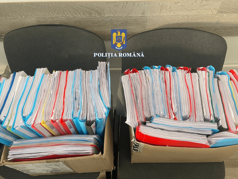 Bani, telefoane mobile, stickuri USB, ridicate de poliţişti în urma celor 117 percheziţii