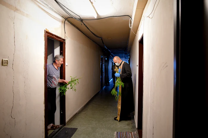 Azi, de Florii, preoții au trecut pe la casele enoriașilor și le-au împărțit ramuri de salcie