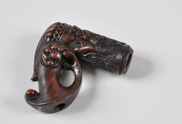 Pipă din lemn sculptat, din secolul al XIX-lea (© Muzeul de Etnografie Brașov)