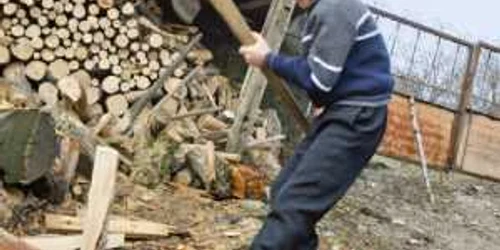 Tăiatul lemnelor este una dintre cele mai periculoase activităţi din gospodărie  