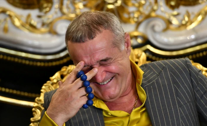 Gigi Becali, probabil, se amuză: tot el va fi, de fapt, antrenorul echipei. FOTO: Arhiva Adevărul