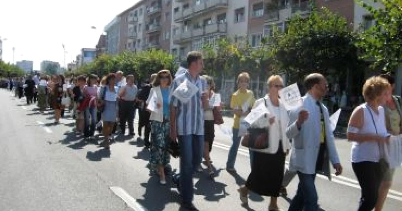 Bacau: Dascălii taxează Legea Educaţiei cu un marş al tăcerii