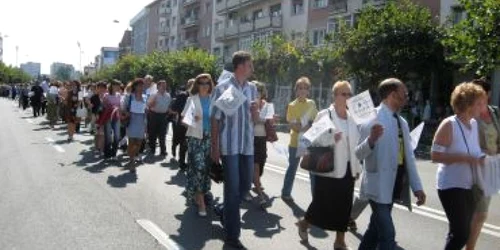 Bacau: Dascălii taxează Legea Educaţiei cu un marş al tăcerii