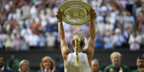  Angelique Kerber ridică trofeul după ce a învins-o în finală de la Wimbledon pe Serena Williams. FOTO Guliver-Gettyimages