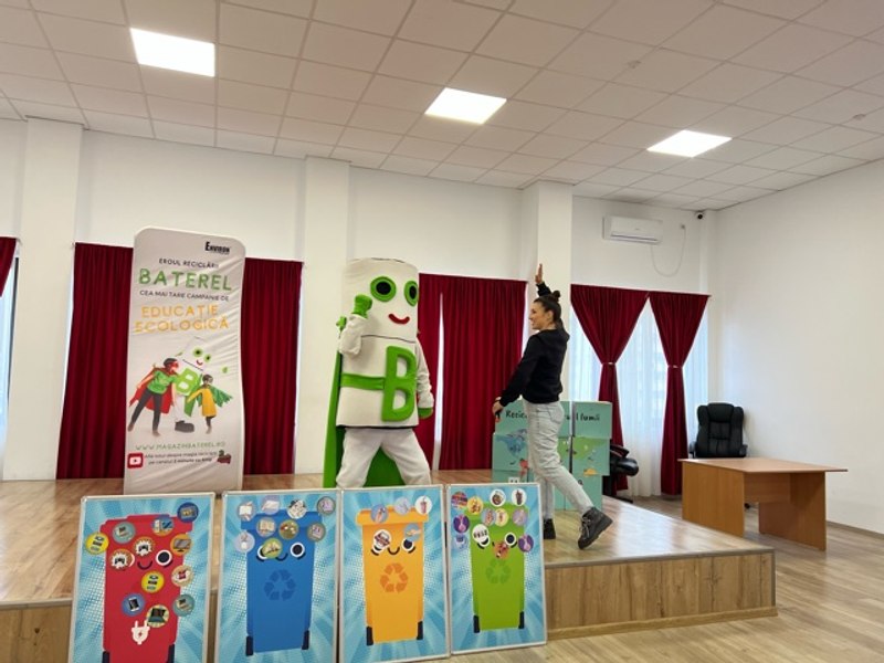 Peste 10.000 de elevi de la 300 de școli din România intră într-un amplu program de reciclare a deșeurilor electronice