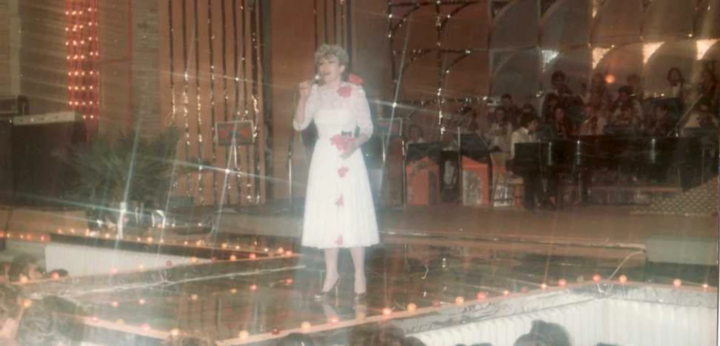 Corina Chiriac la ediţia din 1983 a Festivalului de la Mamaia, când a lansat şlagărul „Strada Speranţei“ FOTO Arhivă personală