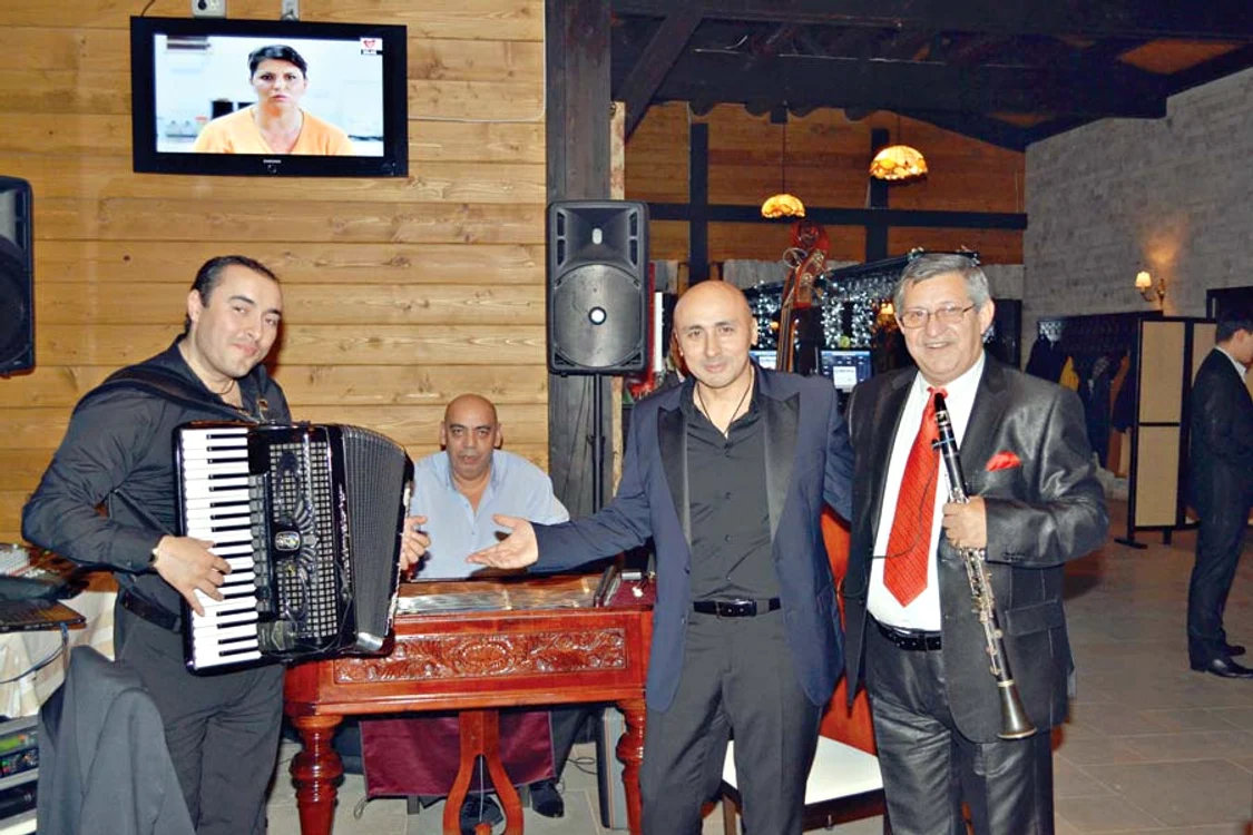 Artistul a dat chef cu lăutari de ziua lui. Dintre delicatesele servite n-au lipsit frigăruile