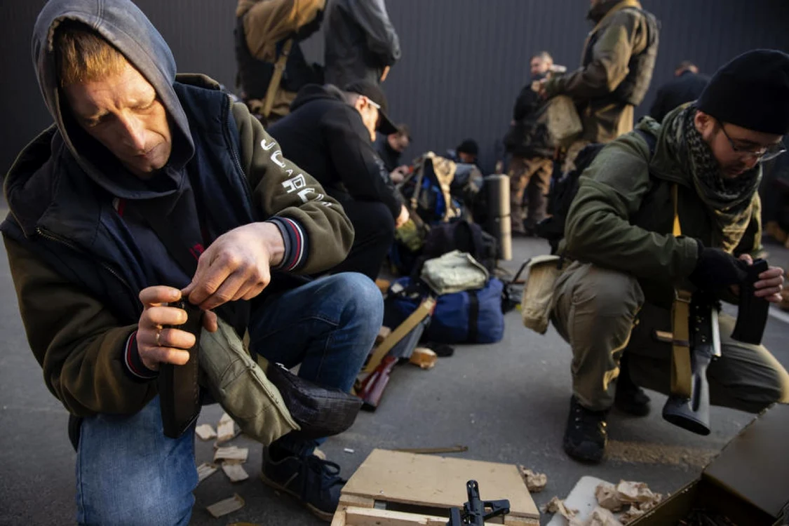 Civili ucraineni care au rămas să lupte cu ruşii FOTO EPA EFE