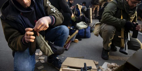 Ucranieni civili care au ramas sa lupte rusi razboi Ucraina Kiev 25 februarie 2022 FOTO EPA-EFE