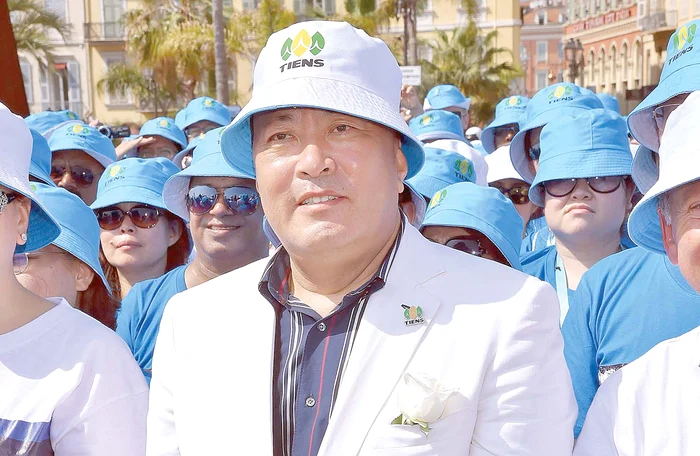 Miliardarul Li Jinyuan a achitat peste 33 de milioane de euro pentru a-şi ferici subordonaţii
