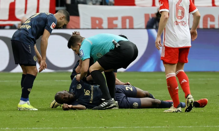 Arbitrul Ittich, primul care i-a sărit în ajutor fotbalistului. Foto EPA EFE
