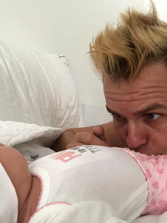 Codin, cu fiica lui la piept, este un tătic fericit