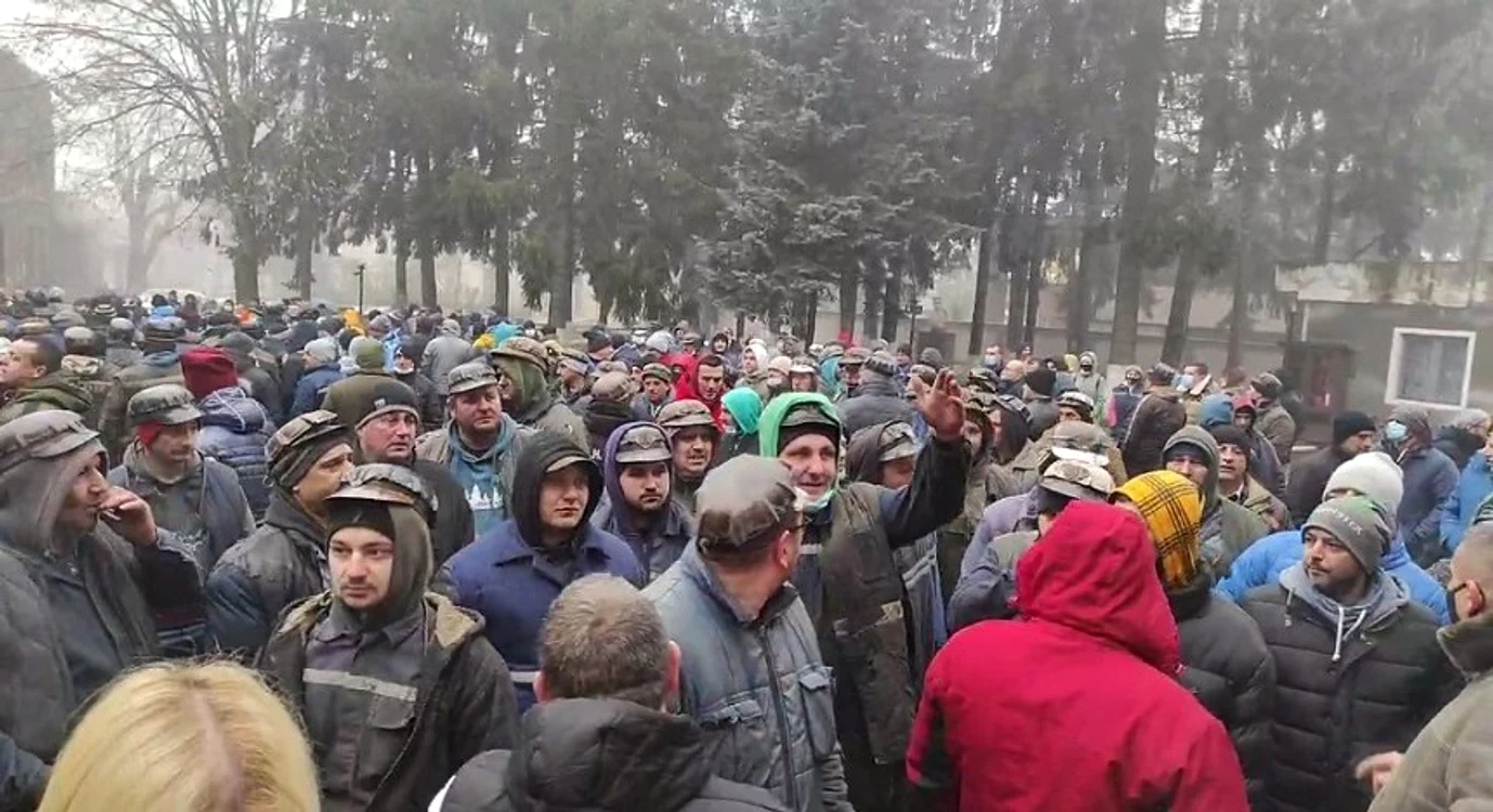 
    Sute de mineri protestează luni dimineaţă în faţa sediului Complexului Energetic Hunedoara  