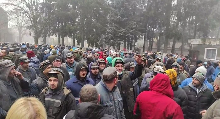 Sute de mineri protestează luni dimineaţă în faţa sediului Complexului Energetic Hunedoara