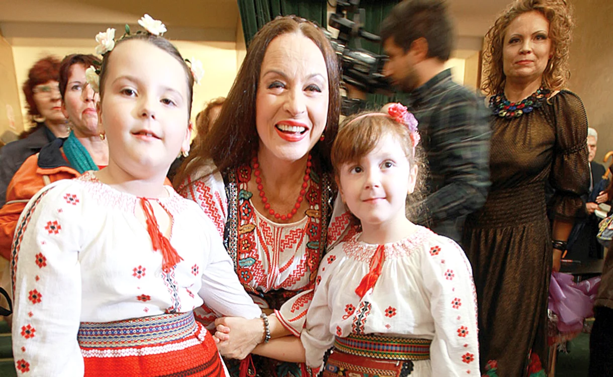 
    Maria Dragomiroiu  a făcut selfie cu  fanii care au venit  la lansarea cărţiiFoto: Roberto Sălceanu  
