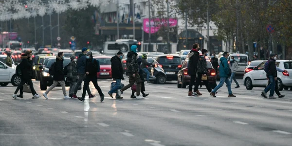 Grup oameni populatie plimbare Bucuresti Romania FOTO Shutterstock