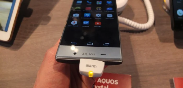 Sharp Aquos Crystal e un telefon cu adevărat frumos,