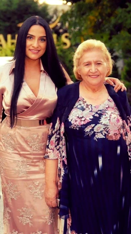 
    Gabi Luncă și una dintre fiicele ei, Rebeca Onoriufoto: Facebook  