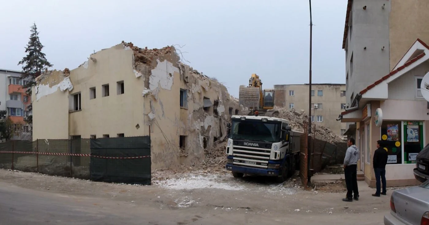 Lucrările la "blocul săracilor" încep dimineaţa şi se încheie seara (Foto: Mugurel Manea)