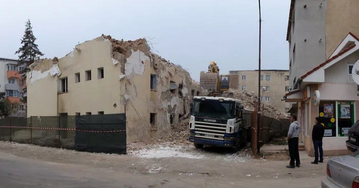 Lucrările la "blocul săracilor" încep dimineaţa şi se încheie seara (Foto: Mugurel Manea)