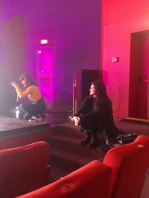 Monica Bârlădeanu a ascultat concertul artistei de peste Prut stând pe scările aflate chiar lângă scenă 