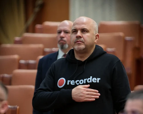 Emanuel Ungureanu a venit la ședință îmbrăcat în hanorac FOTO: Faccebook/Emanuel Ungureanu
