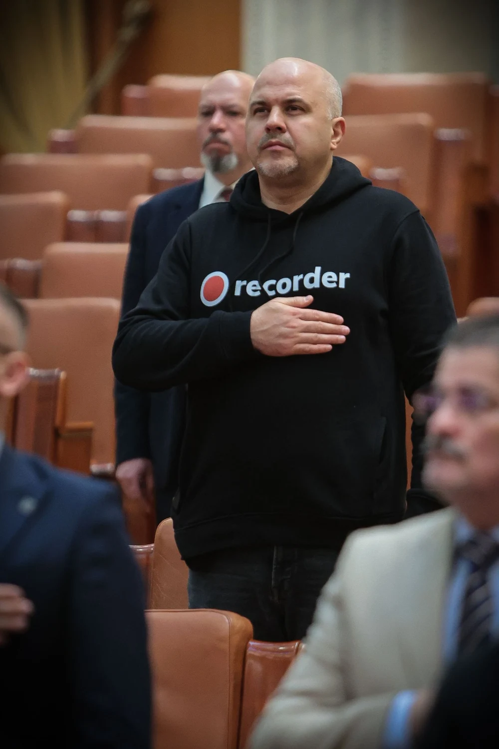Grindeanu l-a admonestat pe deputatul USR care a venit la Parlament într-un hanorac Recorder: „Nu vă mai dau cuvântul”