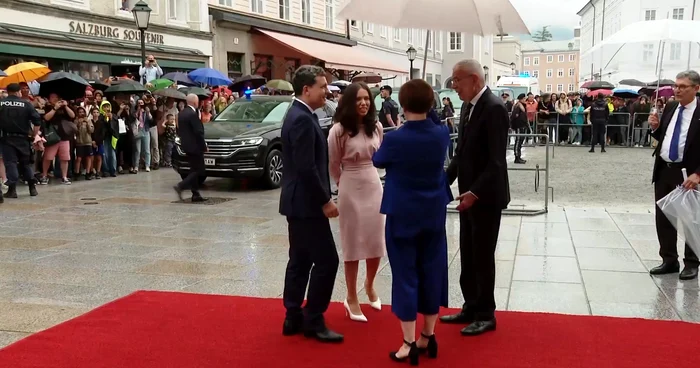 VIDEO Nicușor Dan, primit oficial la Salzburg Residenz de omologul austriac. Președintele României, însoțit de parteneră și cei doi copii ai lor