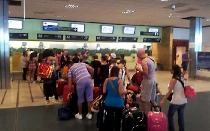 Turişti blocaţi pe aeroport, după anularea tuturor curselor aeriene Wind Jet FOTO: La Repubblica