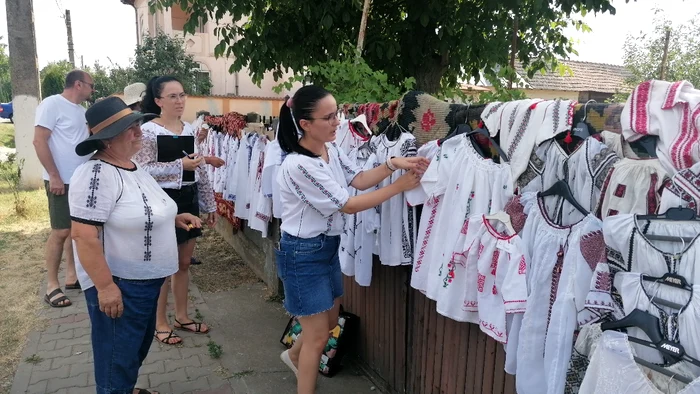 O comisie a numărat obiectele expuse FOTO: A.Mitran