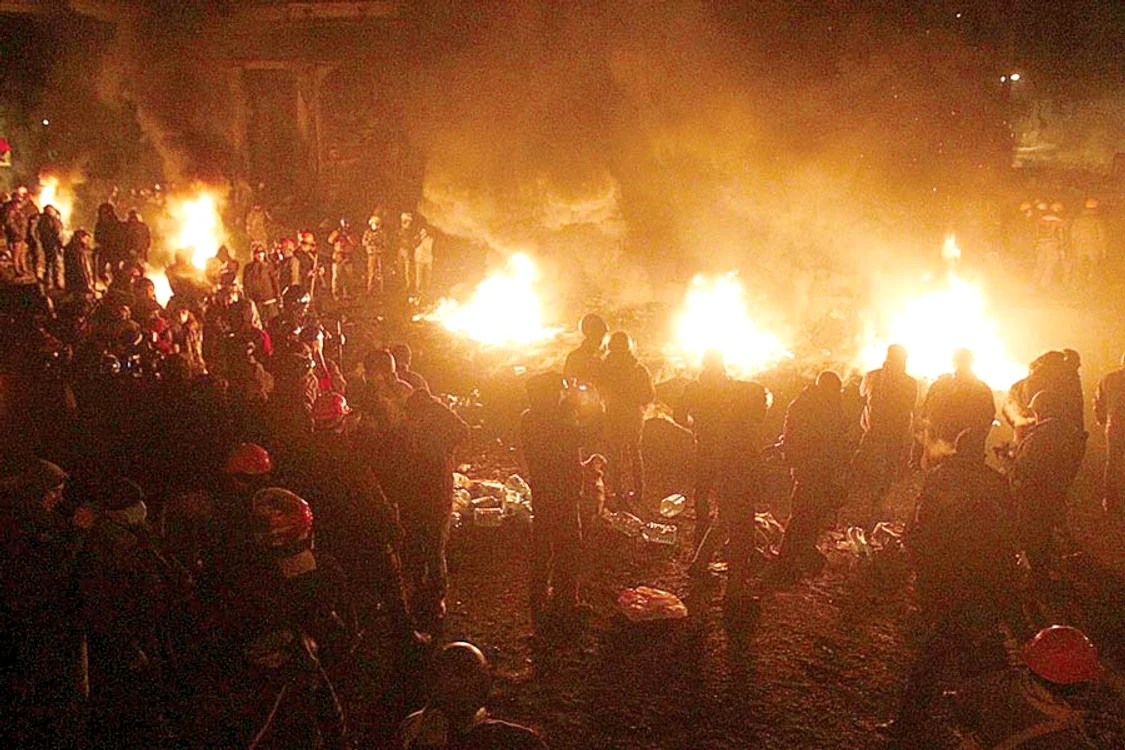 Manifestanţii au  format baricade de foc (Fotografii: reuters)