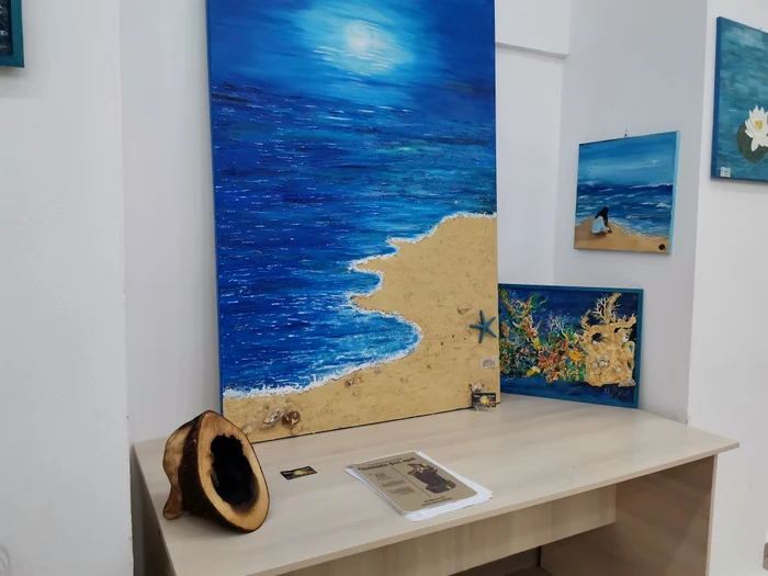 Albastrul domină cele mai multe dintre lucrările artistei FOTO: Alina Mitran