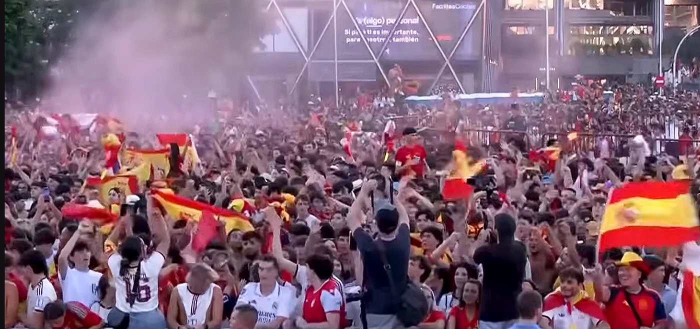 Suporterii  spanioli au jubilat după fluierul final. FOTO captură YouTube