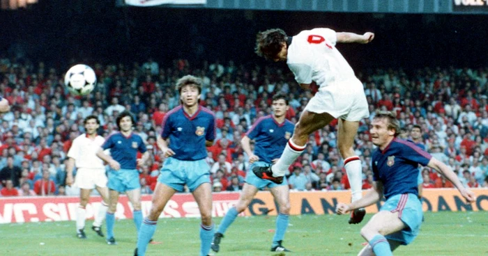24 mai 1989, finala CCE, AC Milan - Steaua 4-0. Van Basten trimite mingea, cu capul, în poarta Stelei, sub privirile lui Dan Petrescu (stânga, plan apropiat) şi Adrian Bumbescu (dreapta). Foto: Getty Images/Gulliver