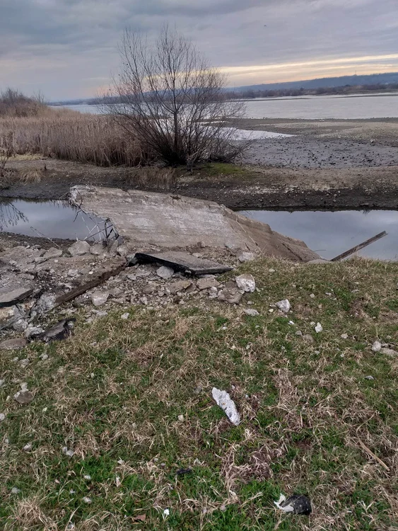 Bucăți din calea pietonală s-au desprins și au căzut în râul Olt FOTO: Adevărul