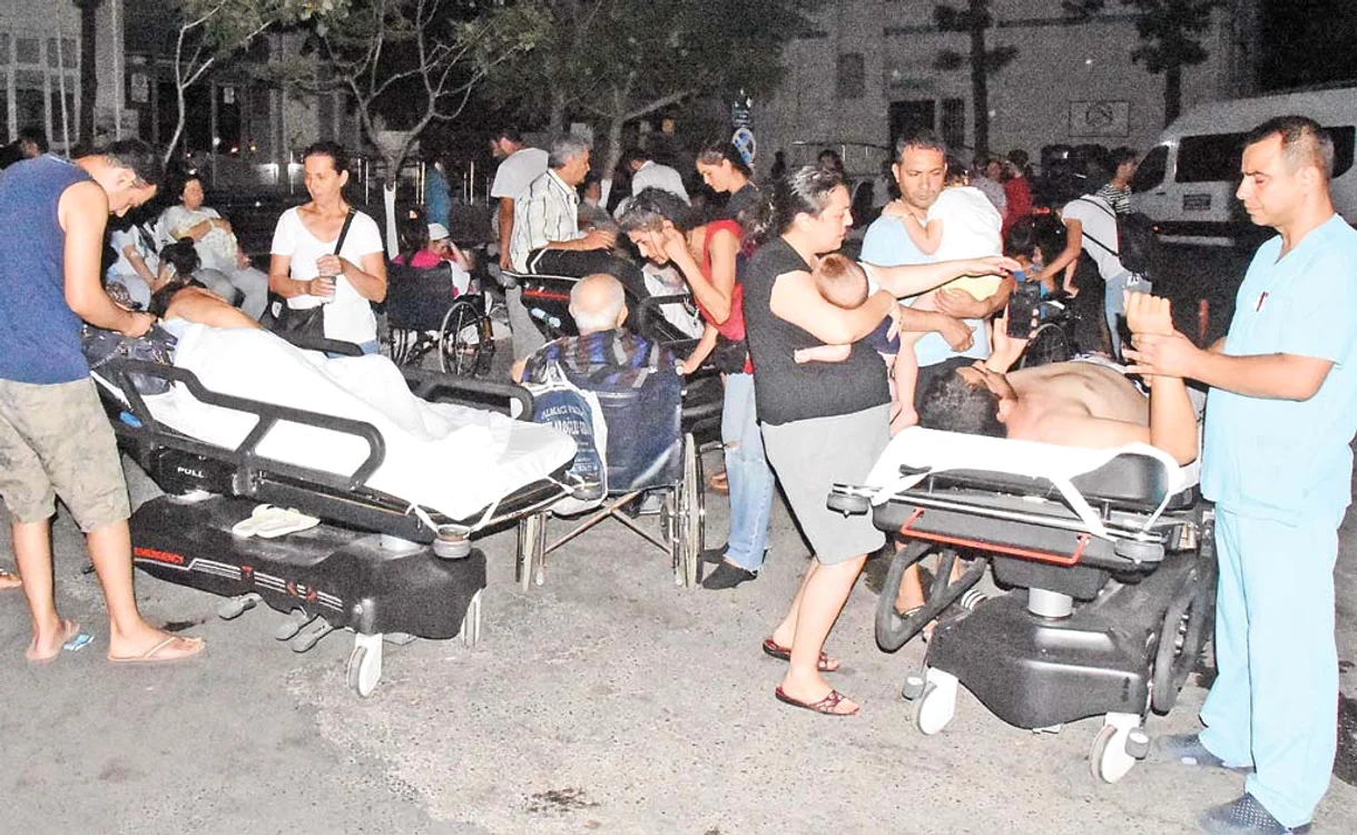 
    Mai multe echipaje medicale  au sosit la faţa locului pentru a  acorda oamenilor îngrijiri medicaleFoto: Hepta  