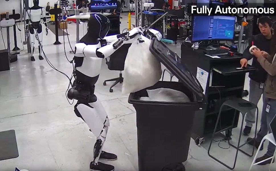 Tesla prezintă cele mai impresionante imagini cu robotul umanoid Optimus. Face treburi casnice ca un om