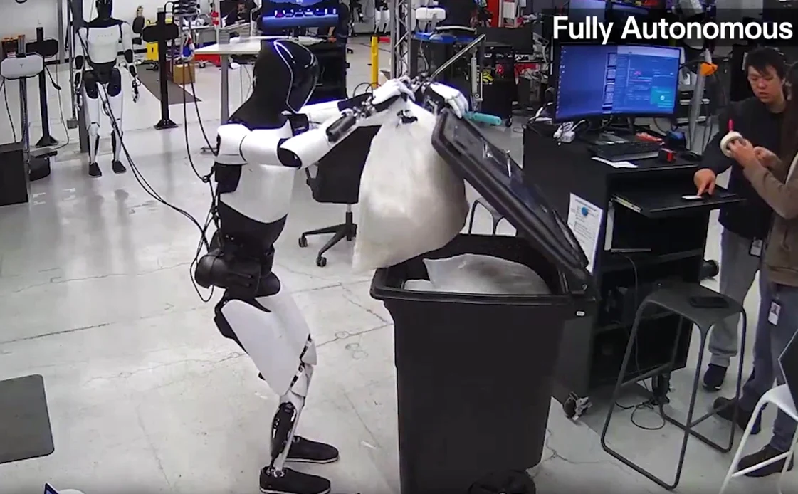 Robotul umanoid Optimus realizează sarcini casnice FOTO: Captură video