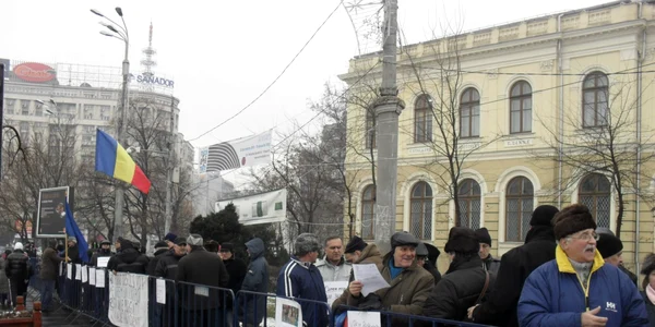 Protest al revolutionarilor in fata Guvernului Foto