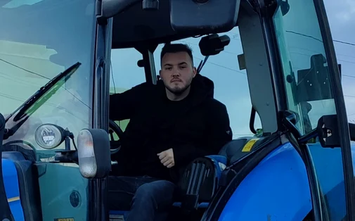 Andrei lucrează în ferma pe care familia sa o deține în Vaslui FOTO: Arhivă Personală