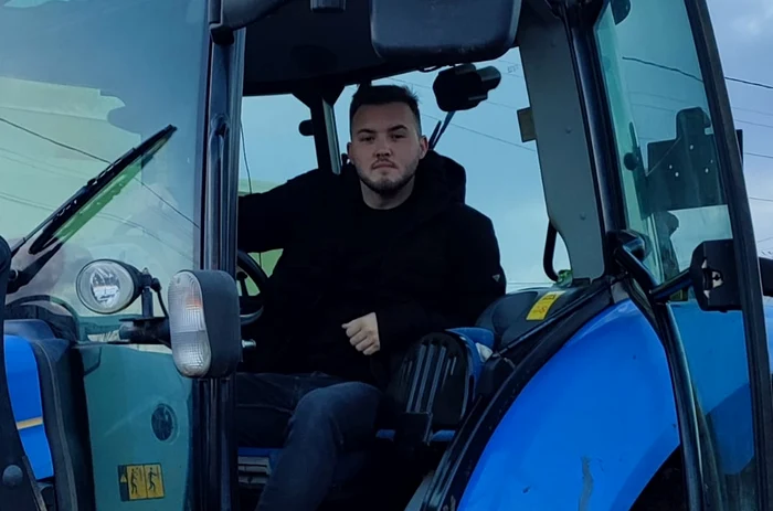 Un baiat într-un tractor.