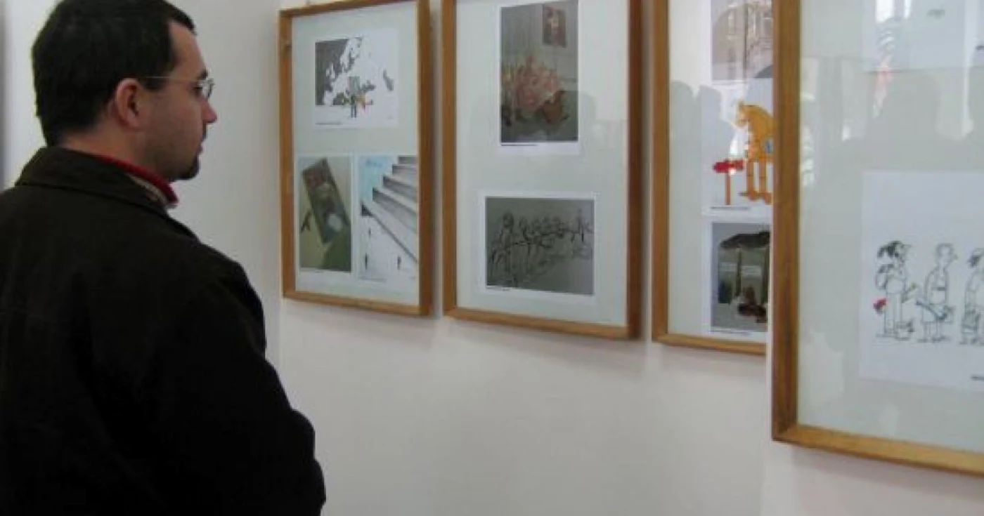 Sute de vizitatori au admirat caricaturile expuse la Slatina